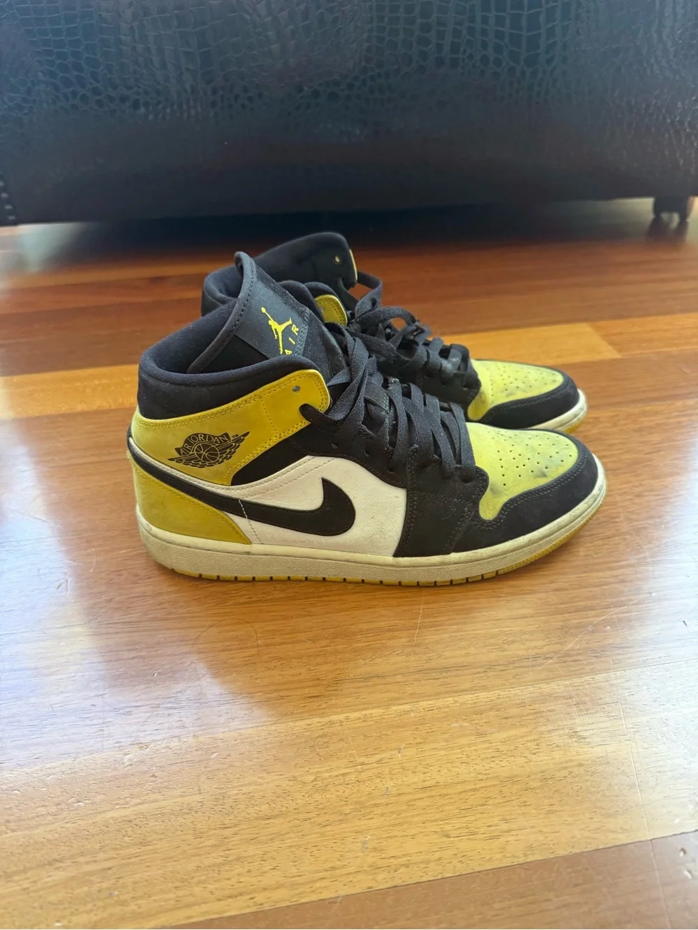 Air Jordan 1 Mid SE 'Yellow Toe' (2019)